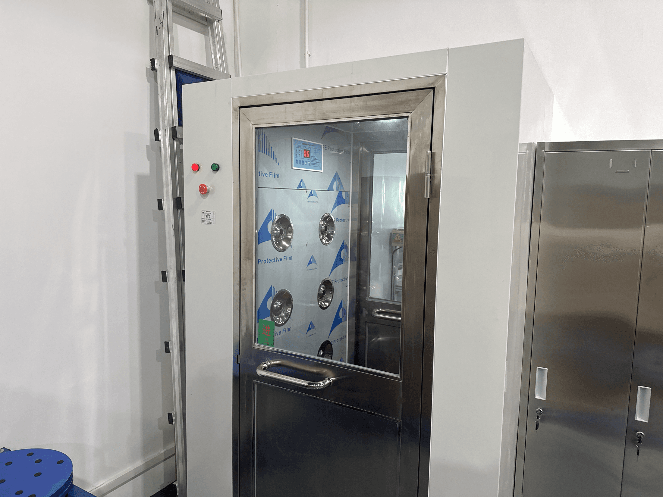 Controlled workshop entry area with air shower access