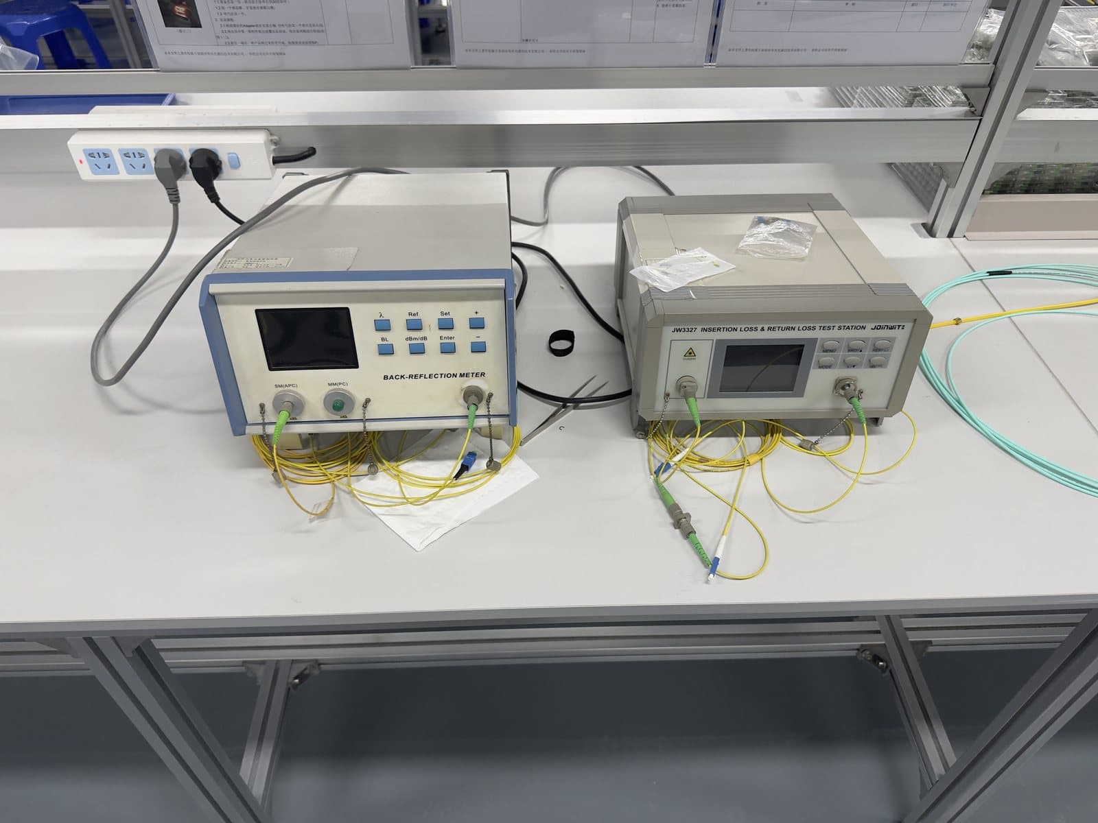 Insertion loss and return loss instruments connected on testing bench